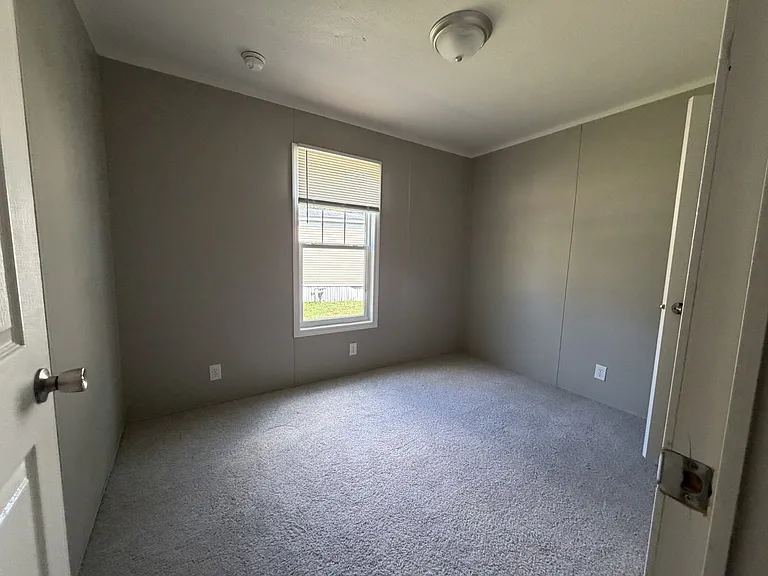 423 Alice Ln — Photo 2