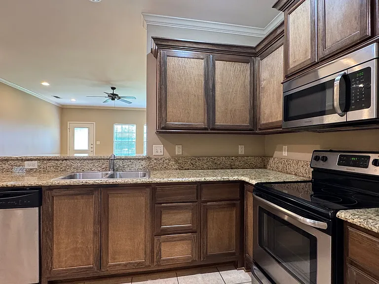 9100 Shadow Oak Dr — Photo 15