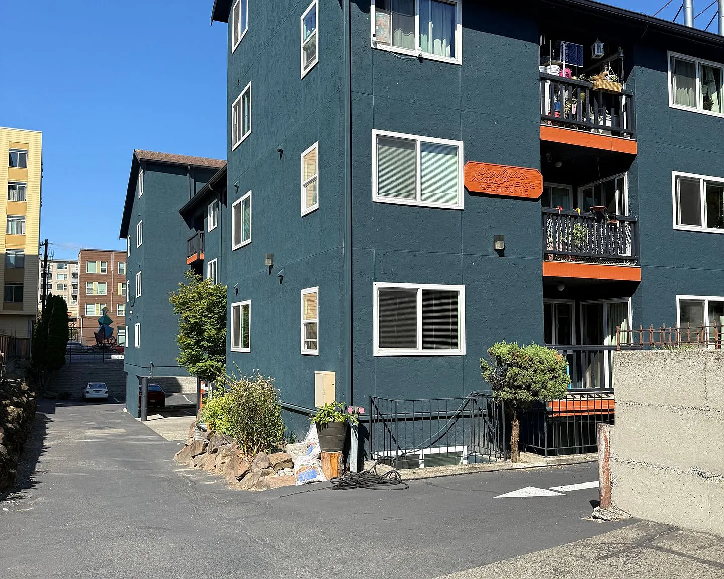 Carlynn Apartments — Photo 1