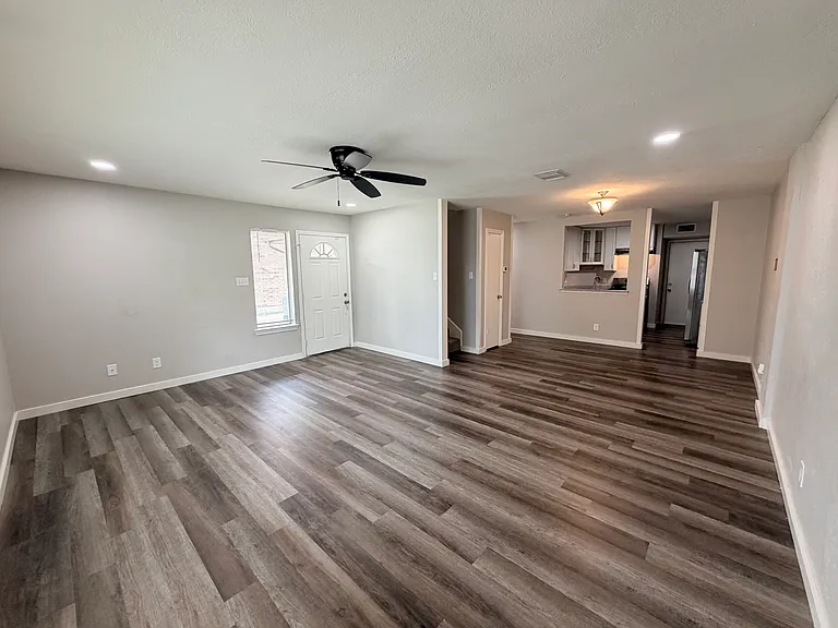 2412 Lakeview Cir #2414 — Photo 4