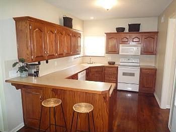 4th image of 924 NE Emily Ln
