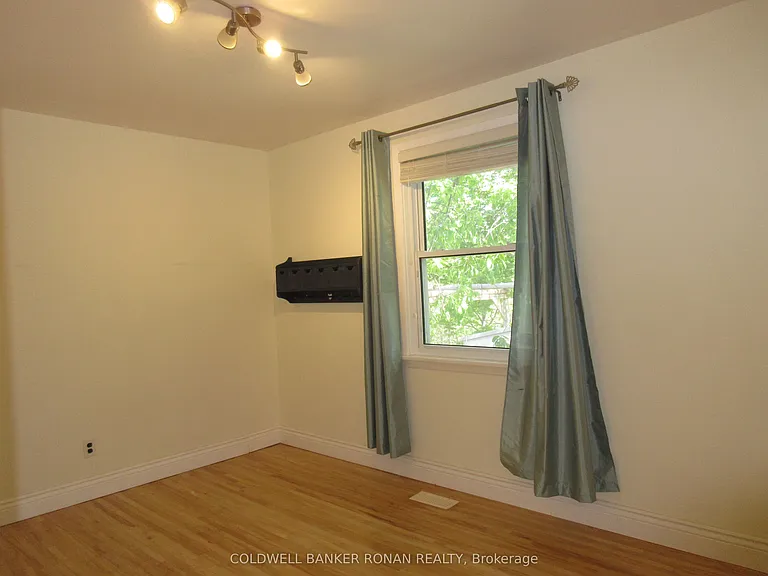 104 Boyne Cres #MAIN FLOOR — Photo 11
