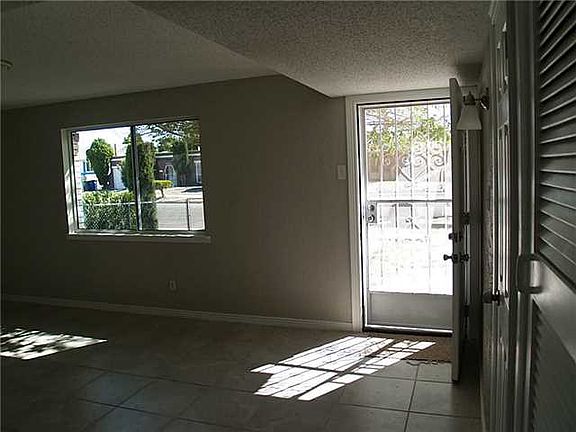 3rd image of 10337 Kinross Ave