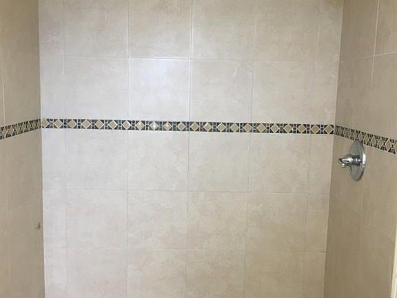 5th image of 503 SE 12th Ct