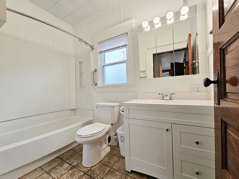 404 W Market St — Photo 11