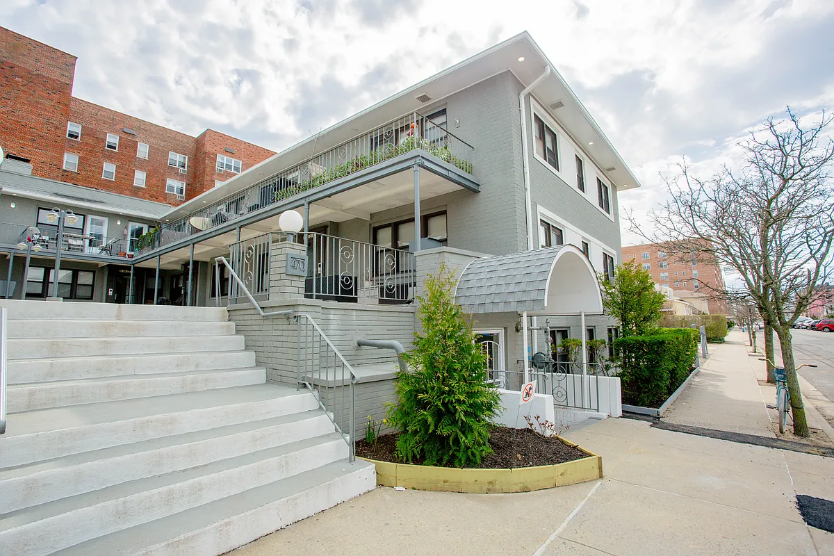 Building Photo - 302 E Broadway #C-2