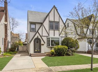 310 Marcellus Rd, Mineola, NY 11501