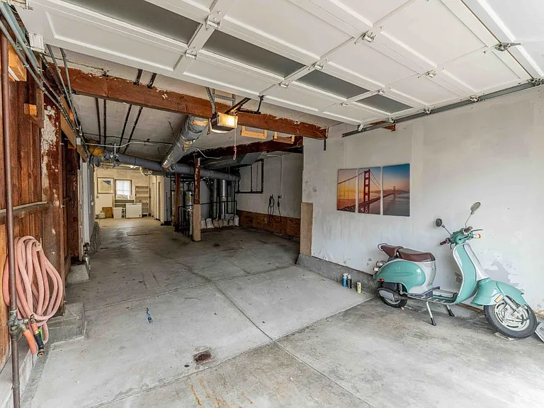 2124 Bay St — Photo 13