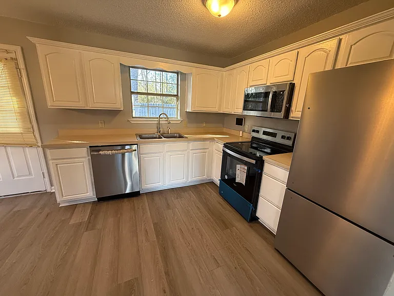112 NE Jamey Ln — Photo 4