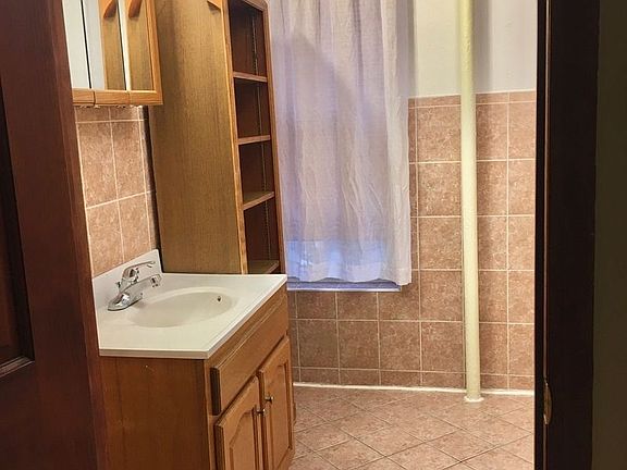 4th image of 570 Morgan Ave APT 2L