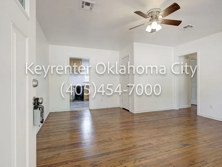 1520 Rowena Ln — Photo 3