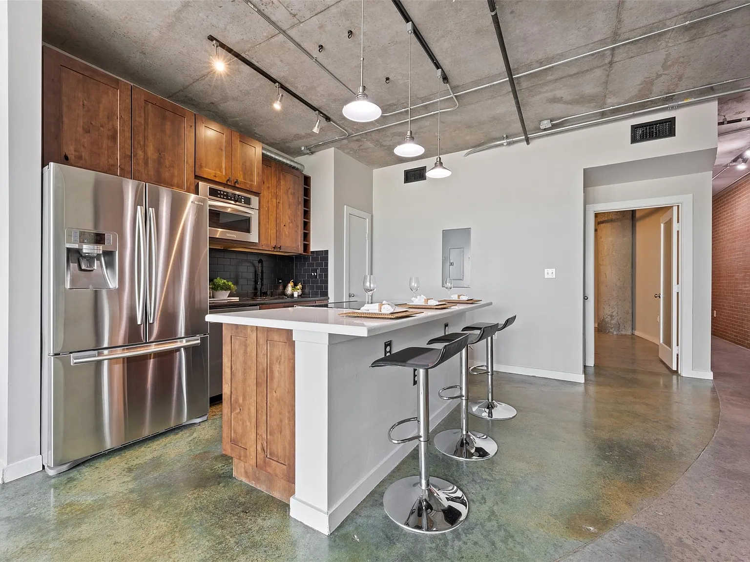 2 bed, 2.0 bath, 1884 sqft, $3,300 — Photo 2