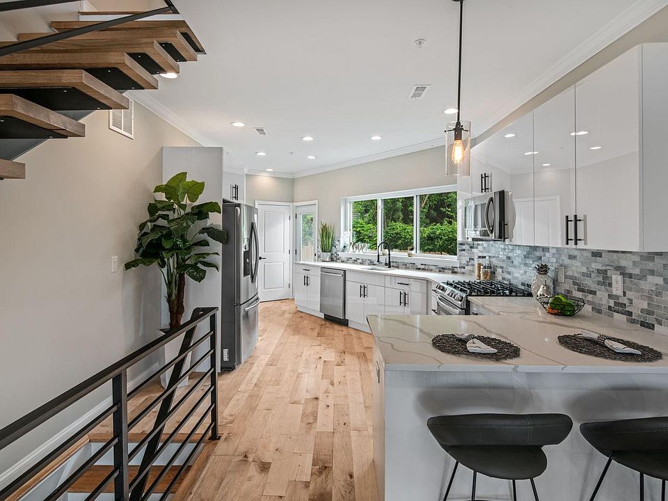 1st image of 2946 W Glenwood Ave #Sfh