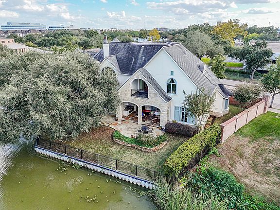 3rd image of 15710 Creek Bend Dr
