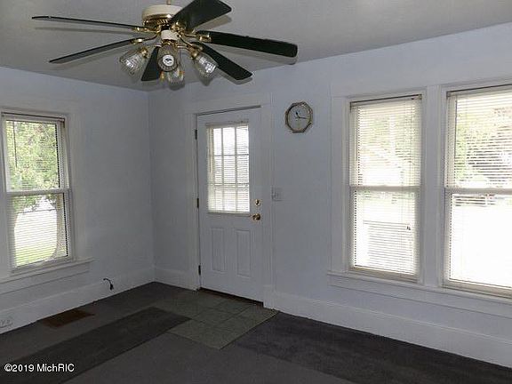 5th image of 324 E Green St