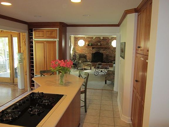 Enter the beautiful and upgraded kitchen...