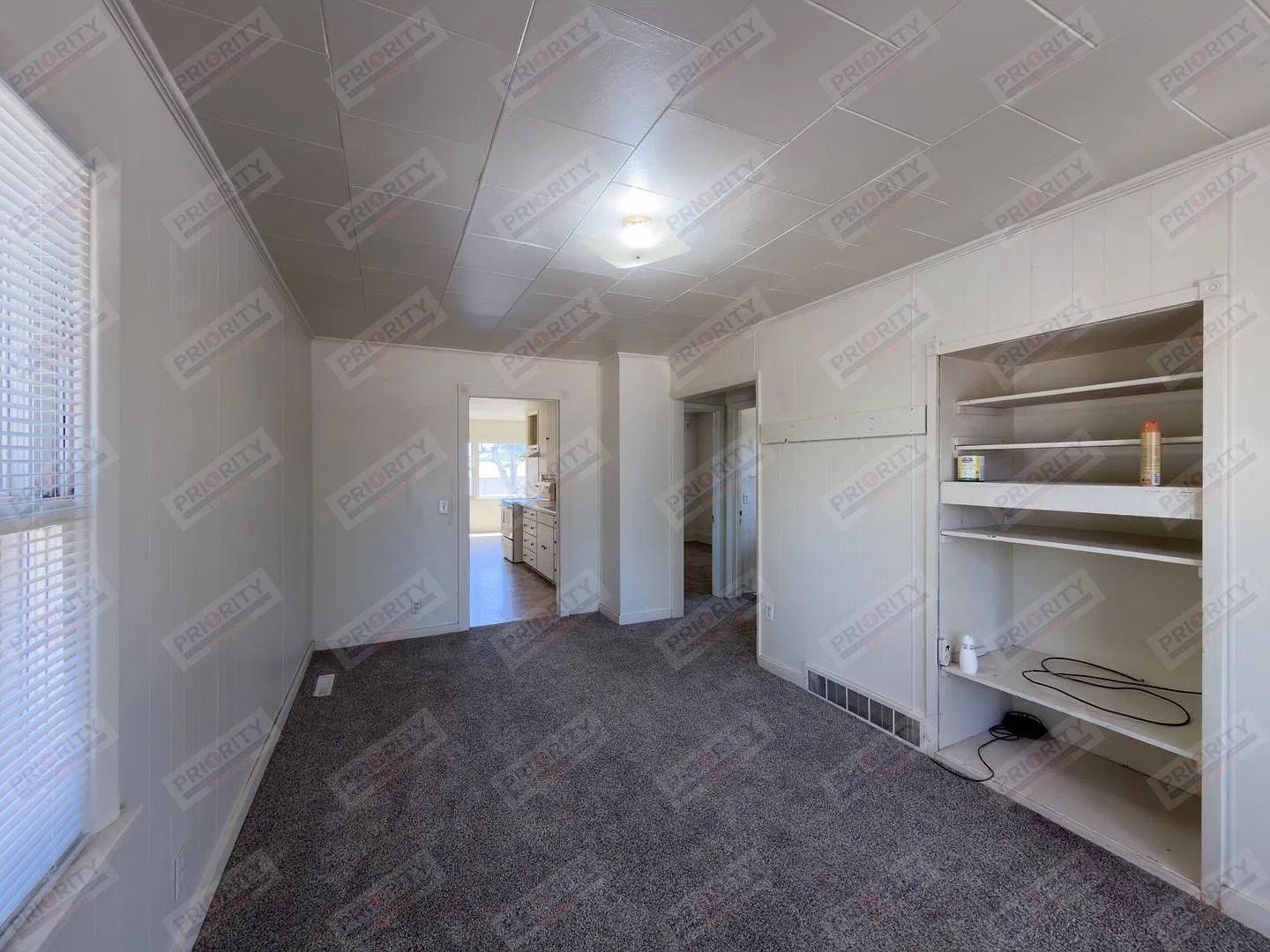 2 bed, 1 bath single family home with a garage! — Photo 2