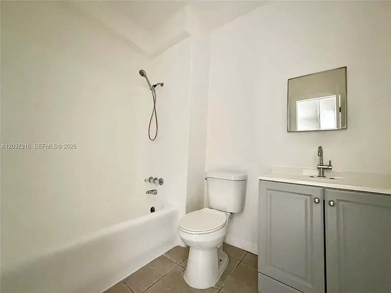 324 SW 19th Ave #6 — Photo 2
