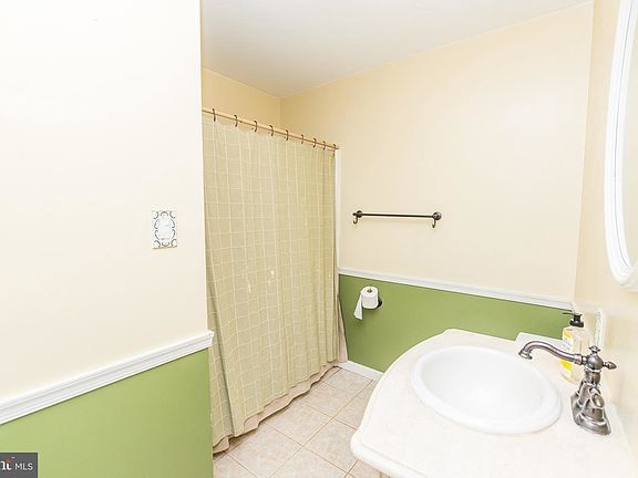 5th image of 28 Roger Ct