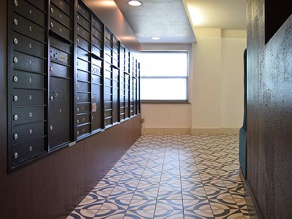 3rd image of 640 E Armour Blvd #105
