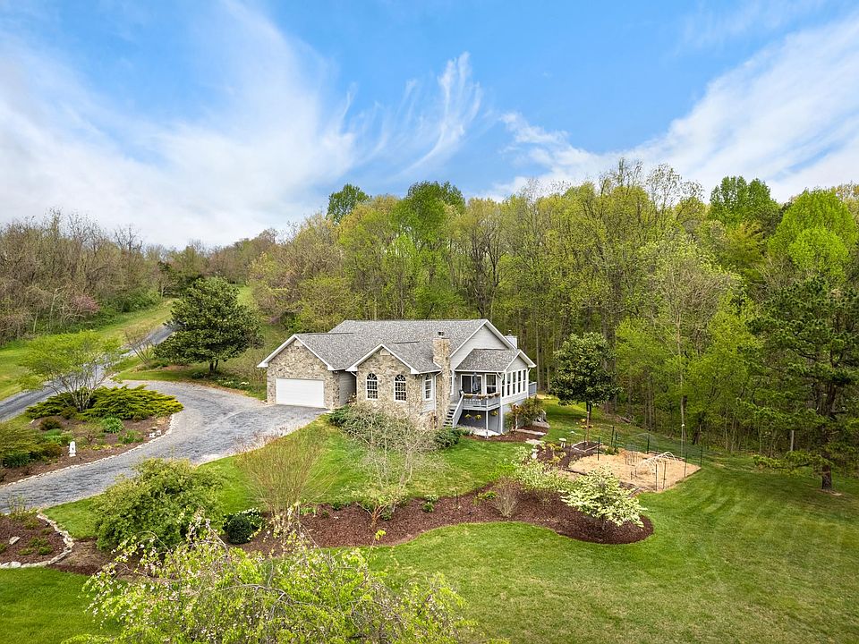1st image of 124 Cabin Hill Ln