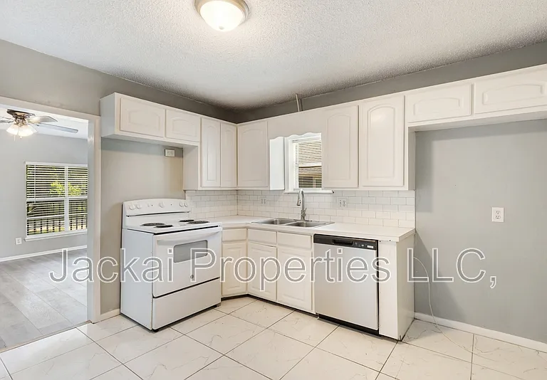 929 Rice St — Photo 7