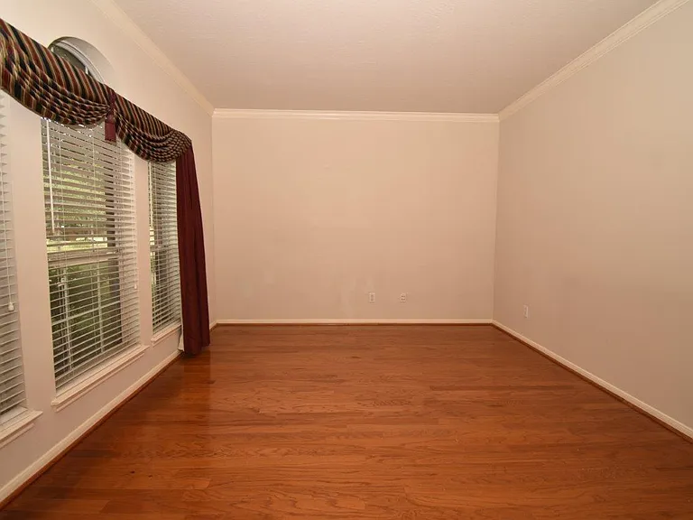 3810 Buckley Ln — Photo 3