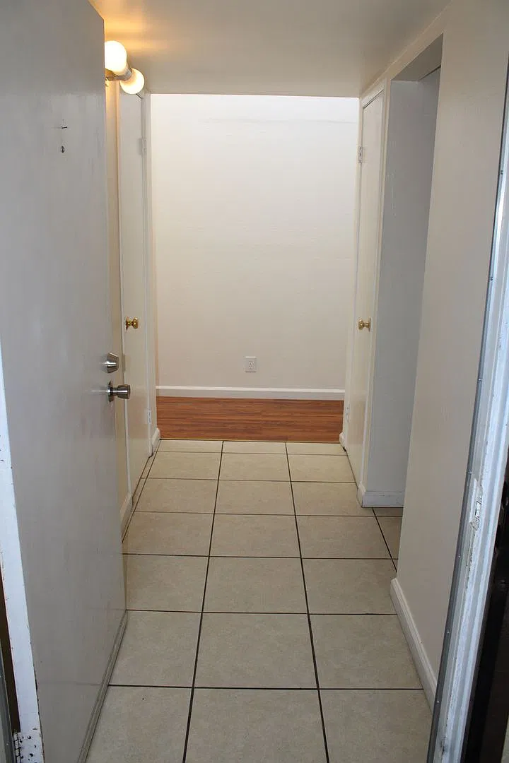 Bright 2 Bedroom, 2 Bathroom Condo, W/ Garage, Deck a Patio and Community Pool — Photo 2