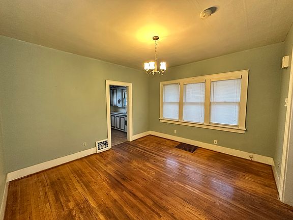 3rd image of 118 W 17th Ave