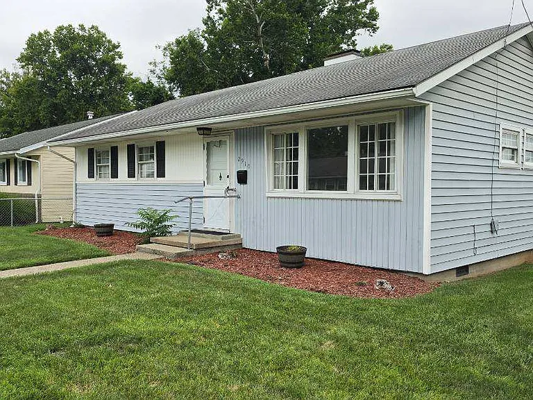 2910 Fitzwater Dr — Photo 2