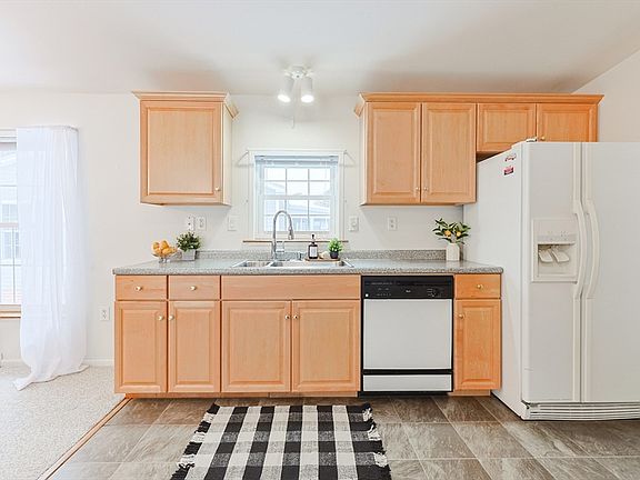 3rd image of 28 Sunset Ln