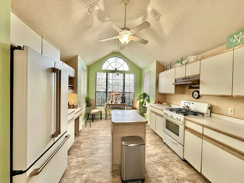 2012 Mistral Lane East - 1 — Photo 4