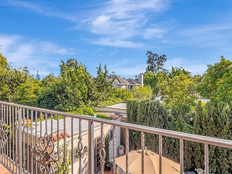 1568 Mariposa Ave — Photo 42