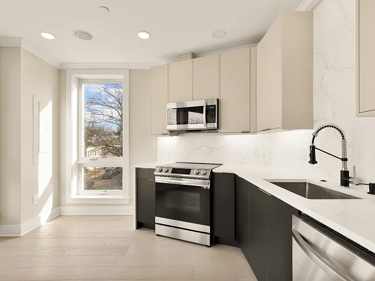 2305 Nicholson SE #100 — Photo 4