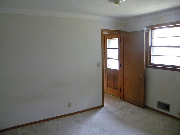 3rd image of 1729 Clarence St N