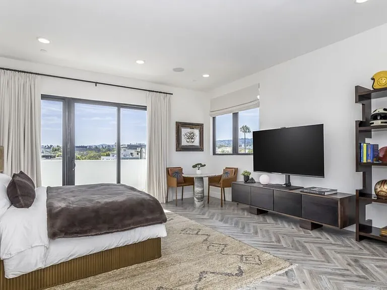 137 N Doheny Dr #2 — Photo 21