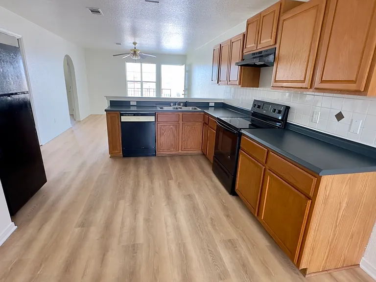 1602 Dugger Cir #D — Photo 4