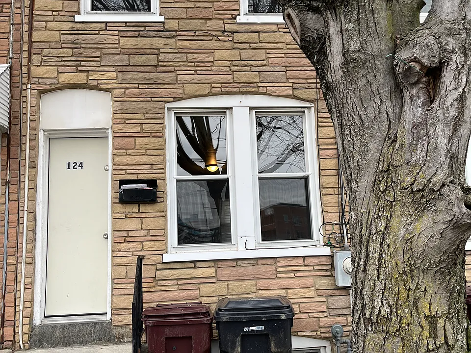 124 Lower Oak St