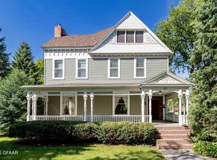 406 Reeves Dr, Grand Forks, ND 58201