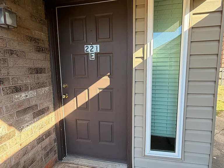 221 Bull Run St #E — Photo 2