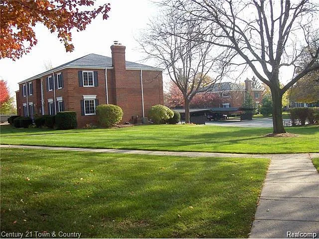 766 E Fox Hills Dr — Photo 2