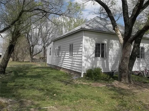 214 Watermelon Rd, Thayer, KS 66776
