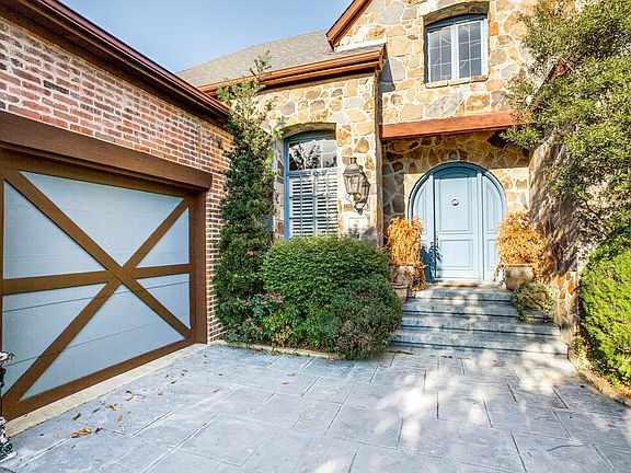 3rd image of 18 Wooded Gate Dr