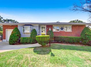 152 E 4th St, Deer Park, NY 11729