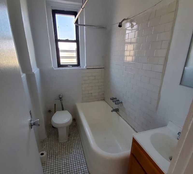 2nd image of 1618 Benson St APT 3D