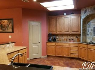 25 S View Dr, Lytle, TX 78052