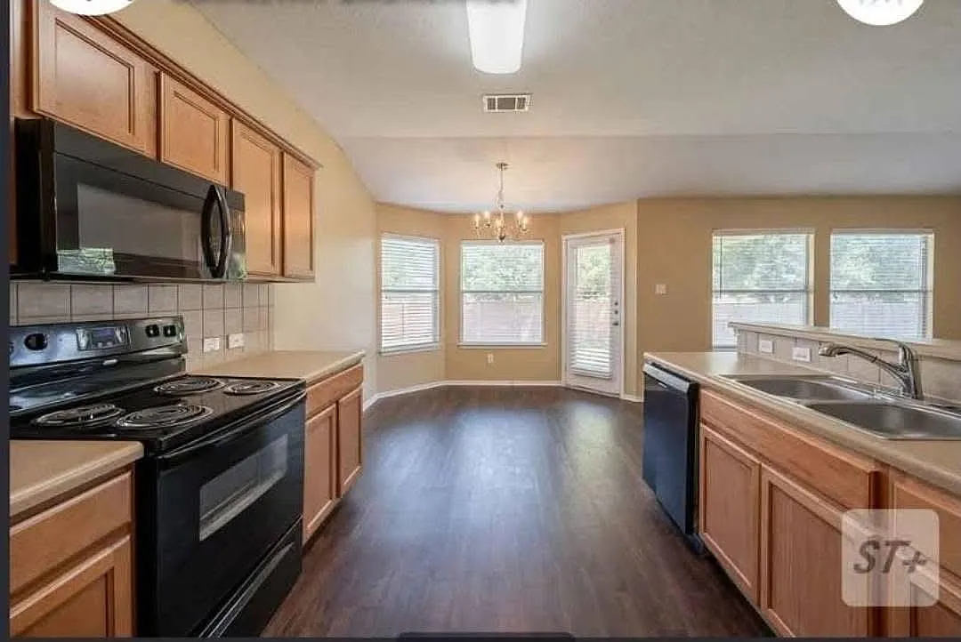 3 bed, 2.0 bath, 1469 sqft, $1,799 — Photo 2
