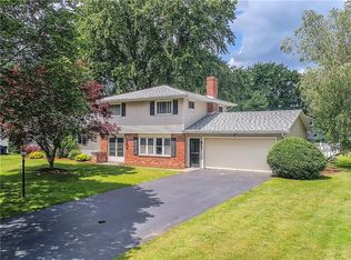 33 Bridgewood Dr, Rochester, NY 14612