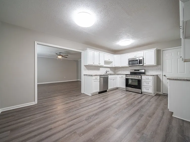 6040 Luna Dr — Photo 2