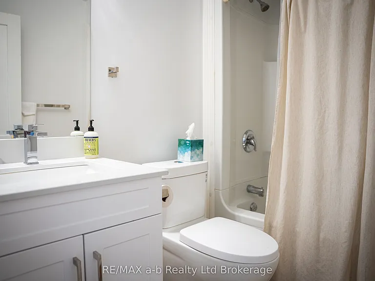 390 Ontario St #LOWER — Photo 11
